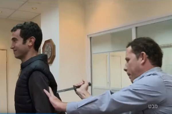 Repórter é esfaqueado ao vivo durante demonstração de colete à prova de facadas