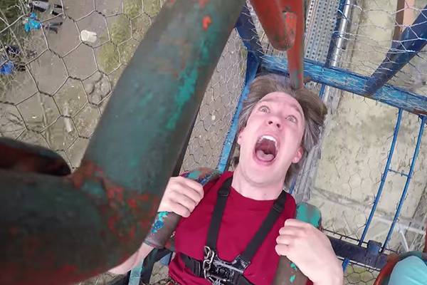 Vídeo assustador mostra parque de diversão movido apenas a força humana