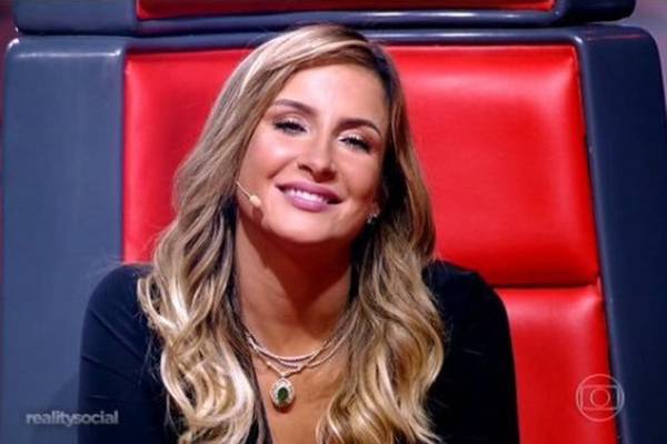 Claudia Leitte faz caretas no “The Voice Brasil” desta quinta (22) e internet não perdoa