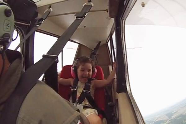 Garotinha de 4 anos tem reação adorável ao experimentar seu primeiro voo acrobático