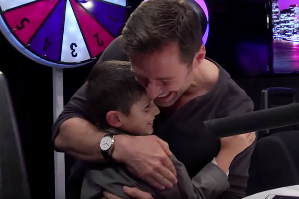 Hugh Jackman surpreende fã mirim com doença rara em vídeo fofo