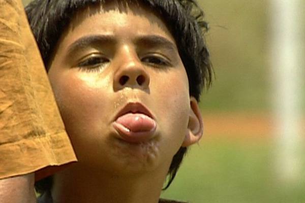Quase 20 anos após “Rei do Gado”, ator do indiozinho Rafael exibe visual bastante diferente