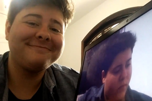 Garoto trans faz dueto para mostrar mudança de sua voz após tratamento com hormônios