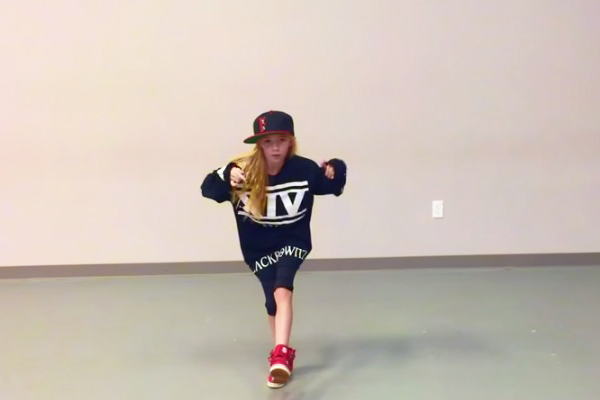 Dançarina mirim de apenas 10 anos faz sucesso na internet com coreografia incrível