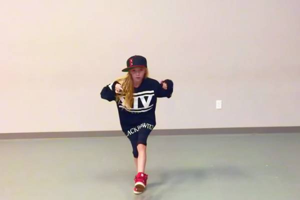 Dançarina mirim de apenas 10 anos faz sucesso na internet com coreografia incrível