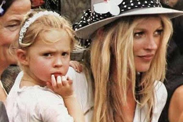 Aos 13 anos de idade, filha de Kate Moss estampa capa de famosa revista de moda ao lado da mãe