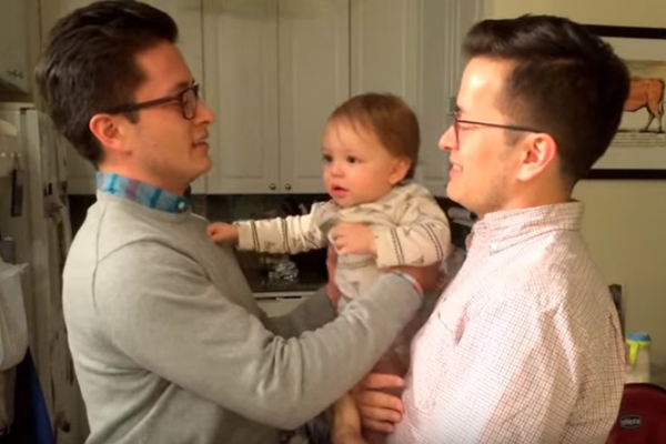 Esta garotinha ficou bastante confusa ao encontrar o irmão gêmeo de seu pai