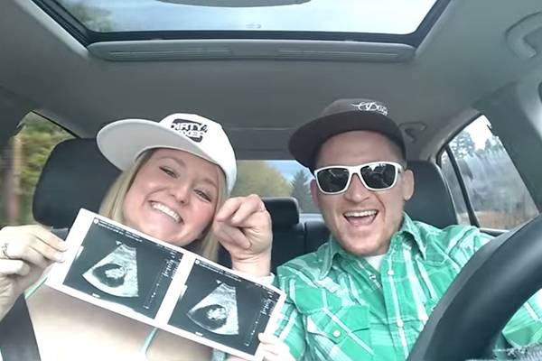 Casal anuncia gravidez usando a música de ‘Um Maluco no Pedaço’