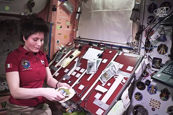 Astronauta mostra como ela cozinha no espaço em vídeo divertido