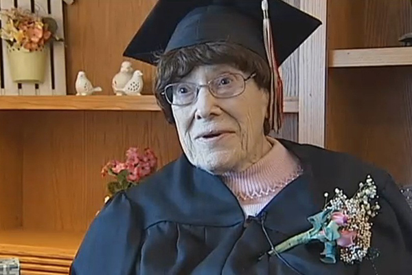 Senhora de 103 anos recebe diploma do Ensino Médio