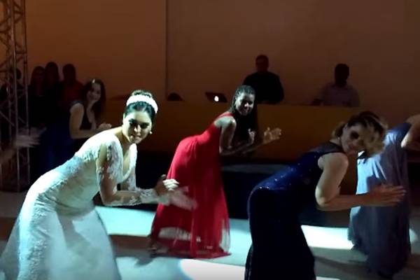 Noiva quebra tradição e convida madrinhas para dançar “Bang”, de Anitta