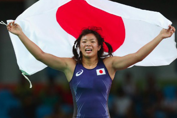 Após medalha de ouro na luta livre, atleta japonese celebra vitória de maneira inusitada com técnico 