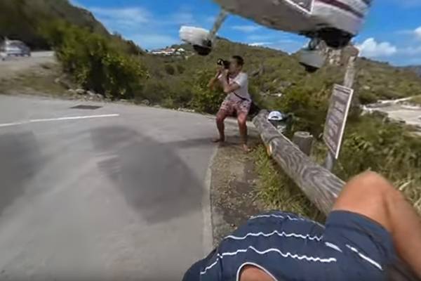 Em vídeo, turista quase perde a cabeça ao tentar fotografar avião que voava baixo demais