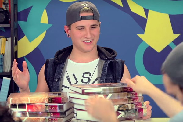 Estes jovens não fazem ideia de como usar uma enciclopédia neste vídeo divertido