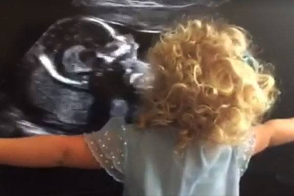Muita fofura! Em vídeo, garotinha abraça televisão que mostra ultrassom da irmã mais nova