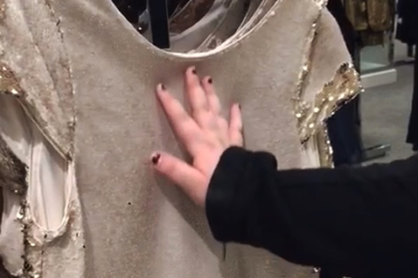 Este vestido que muda magicamente de cor está levando a internet à loucura