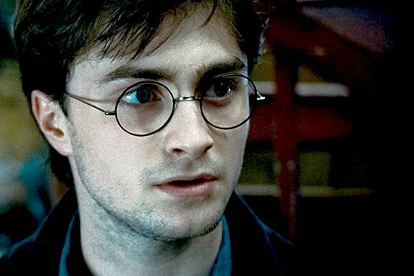 Internauta flagra Harry Potter “trabalhando” como segurança em aeroporto e foto faz sucesso na internet