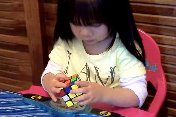 Garotinha de 2 anos resolve cubo mágico em apenas 70 segundos em vídeo incrível