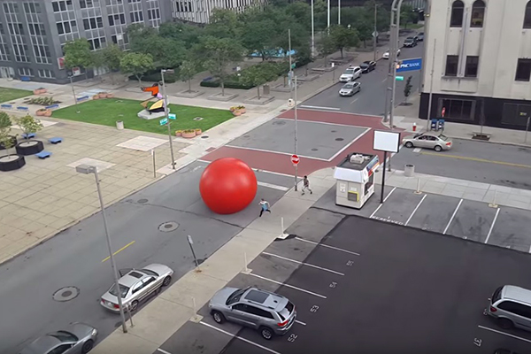 Uma bola vermelha gigante invade as ruas em vídeo que parece cena de cinema