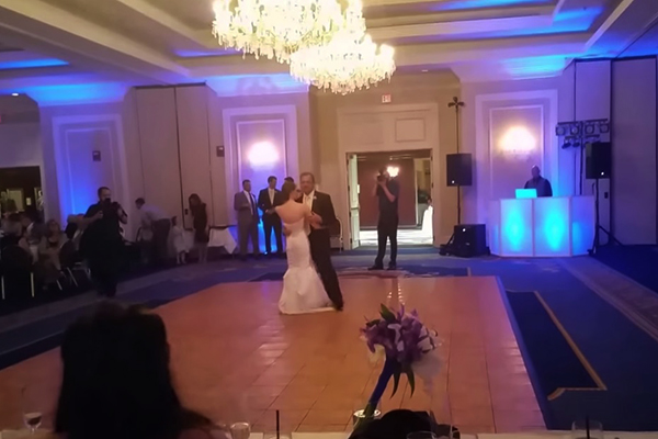 Pai abandona tradições para dar a melhor dança de casamento para sua filha