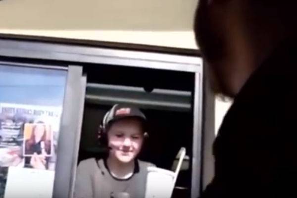 Jovens tentam pregar pegadinha em atendente de restaurante de fast-food e são surpreendidos