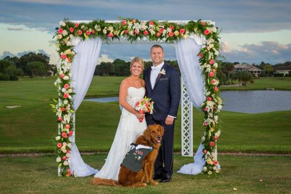 Soldado que perdeu a perna durante a guerra convida cachorro para ser seu padrinho de casamento