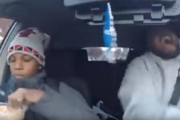 Este adolescente não poderia se importar menos com a performance divertida de seu pai