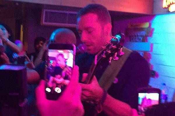 Chris Martin, vocalista do Coldplay, fez uma apresentação surpresa e viralizou na internet