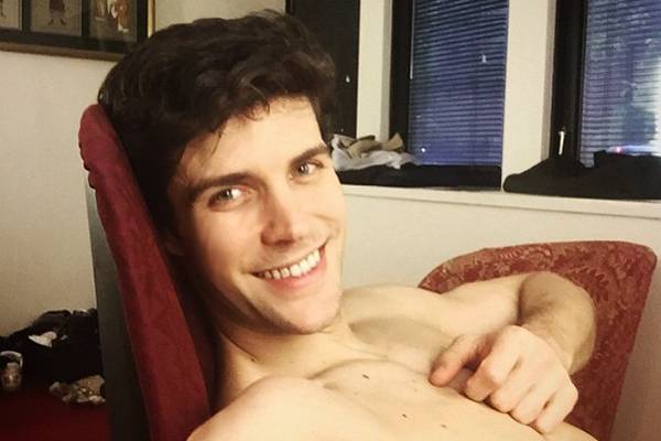 “Bailarino gato” faz sucesso na internet e surpreende por sua idade
