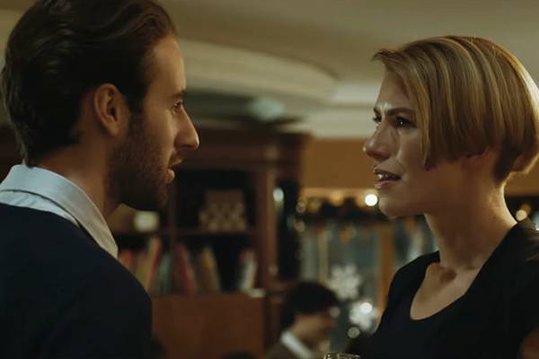 Comercial romântico de Natal tem final surpreendentemente constrangedor