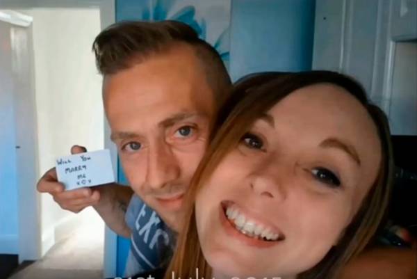 Rapaz esconde pedido de casamento em uma selfie diária durante 148 dias