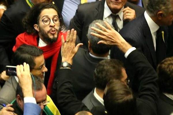 Em vídeo, Eduardo Bolsonaro aparece cuspindo no deputado Jean Wyllys e registro provoca polêmica