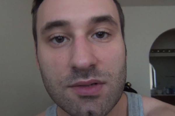 Jovem faz uma foto por dia durante um ano para mostrar rosto antes e depois da barba