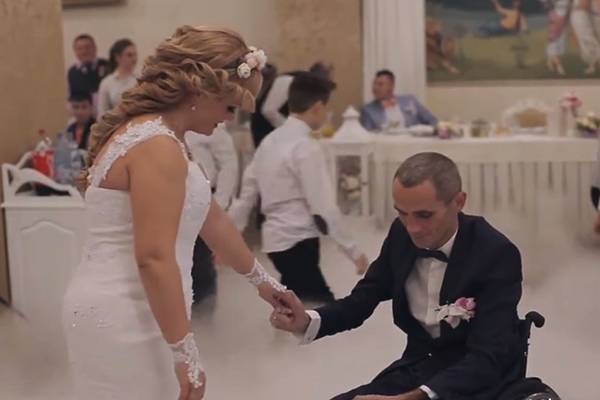 Noivo paraplégico se levanta para dançar em casamento em vídeo emocionante