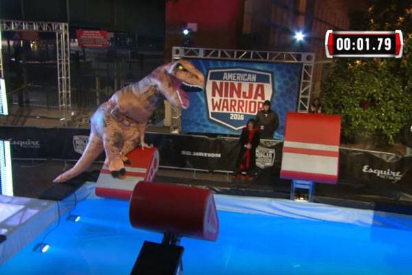 Vídeo de um Tiranossauro Rex percorrendo uma corrida de obstáculos já foi visto mais de 20 milhões de vezes