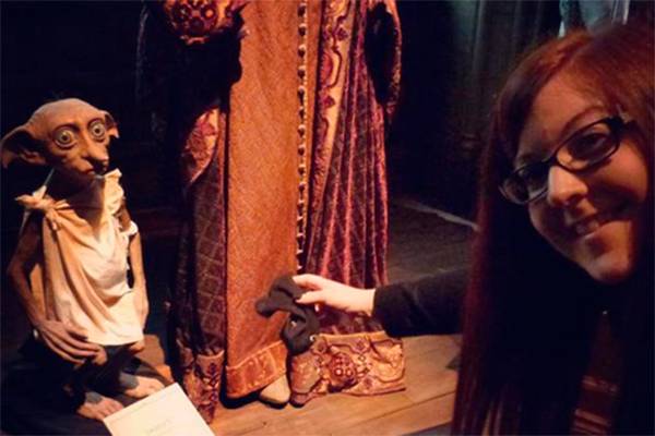 Fãs de “Harry Potter” estão tentando libertar o elfo doméstico Dobby em vários lugares do mundo