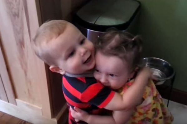 Pais pedem para bebê falar “mamãe” e são surpreendidos quando pet da família responde