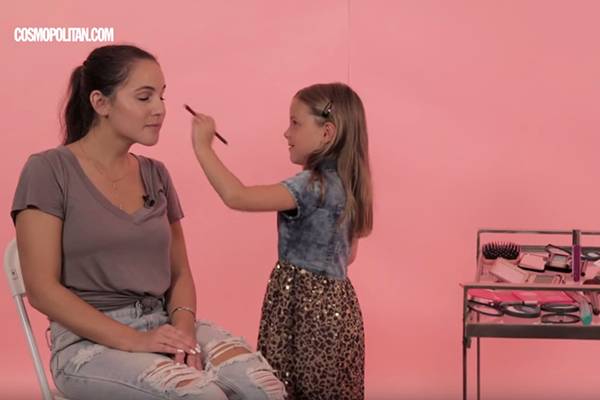 Garotinhas maquiam mulheres para o primeiro encontro em vídeo fofo (e surpreendente)