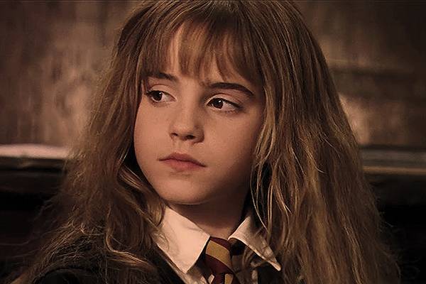 Fotos da nova Hermione em “Harry Potter and the Cursed Child” provocam polêmica na internet