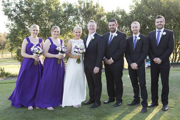 Esta noiva recebeu uma ligação inesperada de uma de suas madrinhas no dia de seu casamento