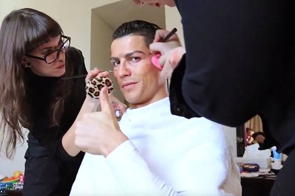 Cristiano Ronaldo se disfarça para jogar futebol com fãs e ninguém dá bola para ele