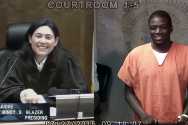 Após reencontro com ex-colega de sala, juíza reconhece companheiro de viagem no tribunal