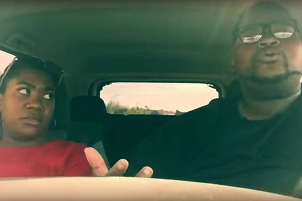 Rapaz tira irmã do sério com performances exageradas de músicas pop durante viagem de carro