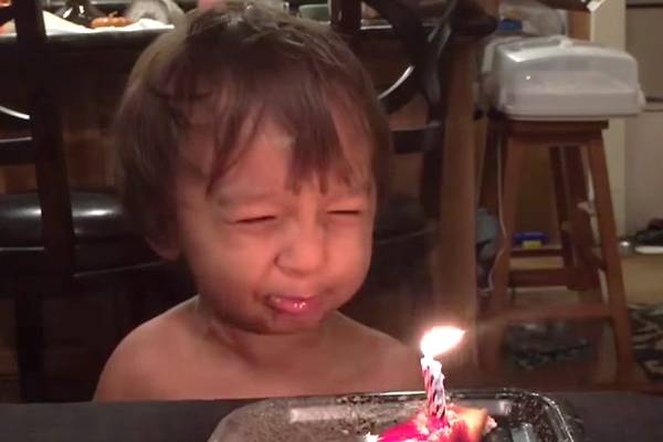 Para conseguir apagar vela em aniversário, garotinho imita animais em vídeo que conquistou a internet