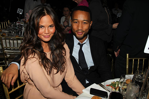Modelo de biquíni, mulher de John Legend publica foto de estrias em rede social