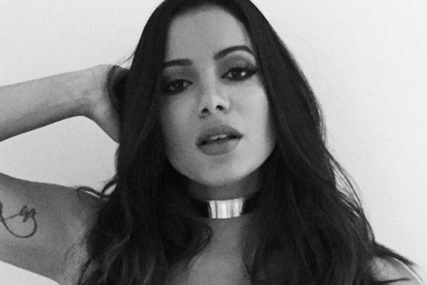 Ferrugem tenta roubar beijo de Anitta durante show e reação da cantora provoca comentários na internet