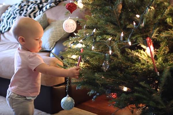 Vídeo fofo mostra como é difícil entrar no espírito do Natal com um bebê por perto