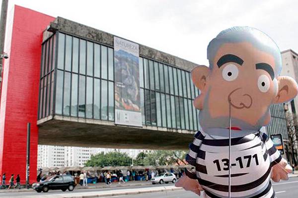 Boneco inflável do ex-presidente Lula vira piada na internet