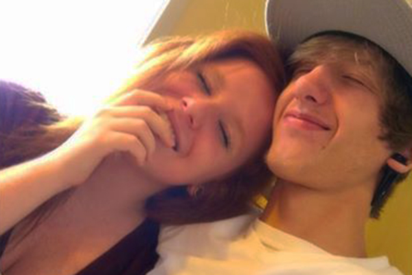 Rapaz fica acordado todos os dias até 4h da manhã para auxiliar namorada