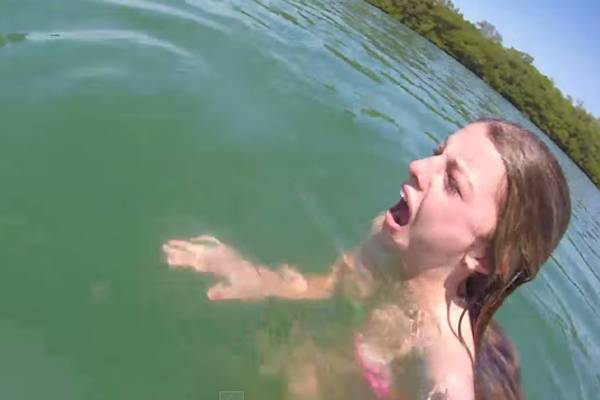Garota surta ao encontrar peixe-boi e vídeo faz sucesso na internet